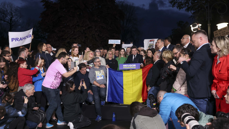 Nicușor Dan, baie de mulțime. Foto- George Călin:Inquam Photos
