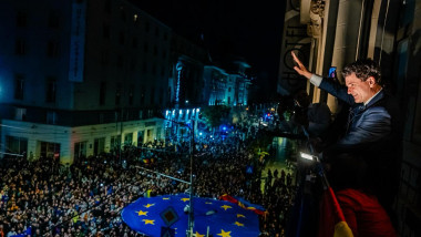Nicusor Dan salută sustinătorii de la balconului Hotelului Cismigiu, 19 mai 2025 Foto Facebook ND