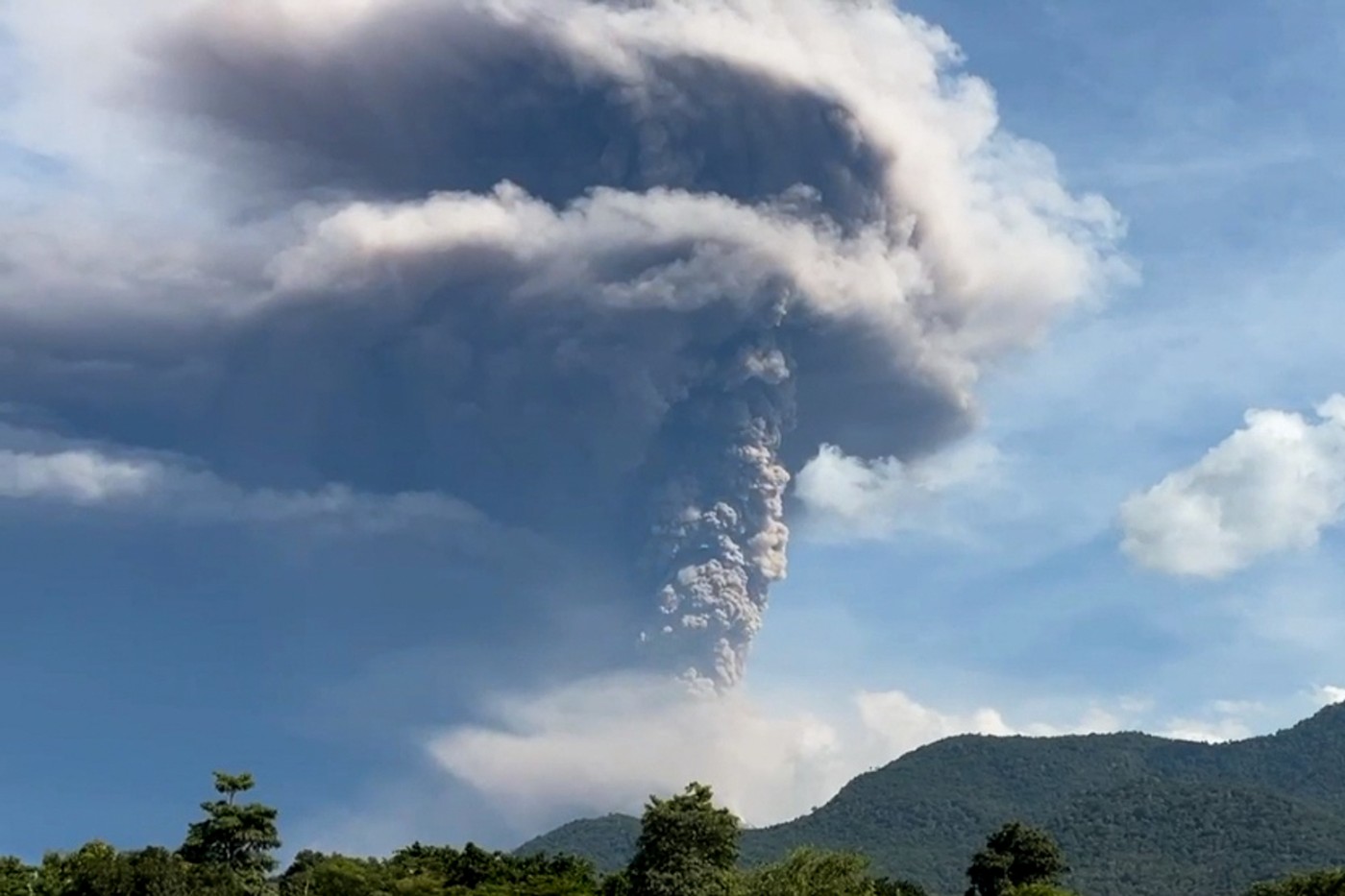 Vulcanul Lewotobi Laki-laki a erupt. Indonezia a crescut nivelul de alertă la maximum