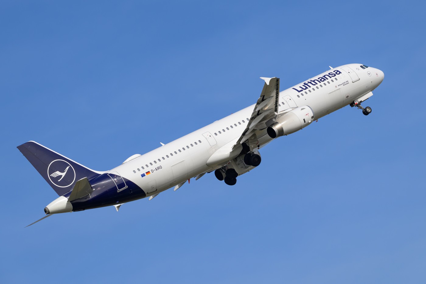 Un avion Lufthansa a zburat fără pilot, după ce comandatul a fost blocat în afara cockpitului, iar copilotul a leșinat. Raport oficial