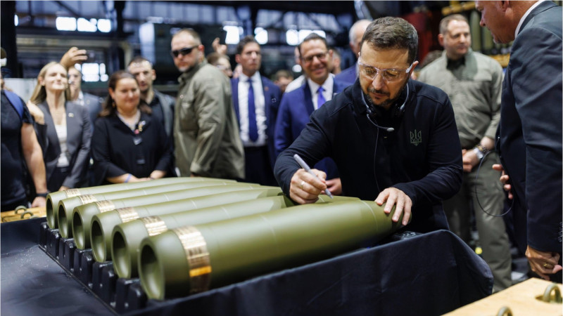 volodimir-zelenski-obuze-fabrică