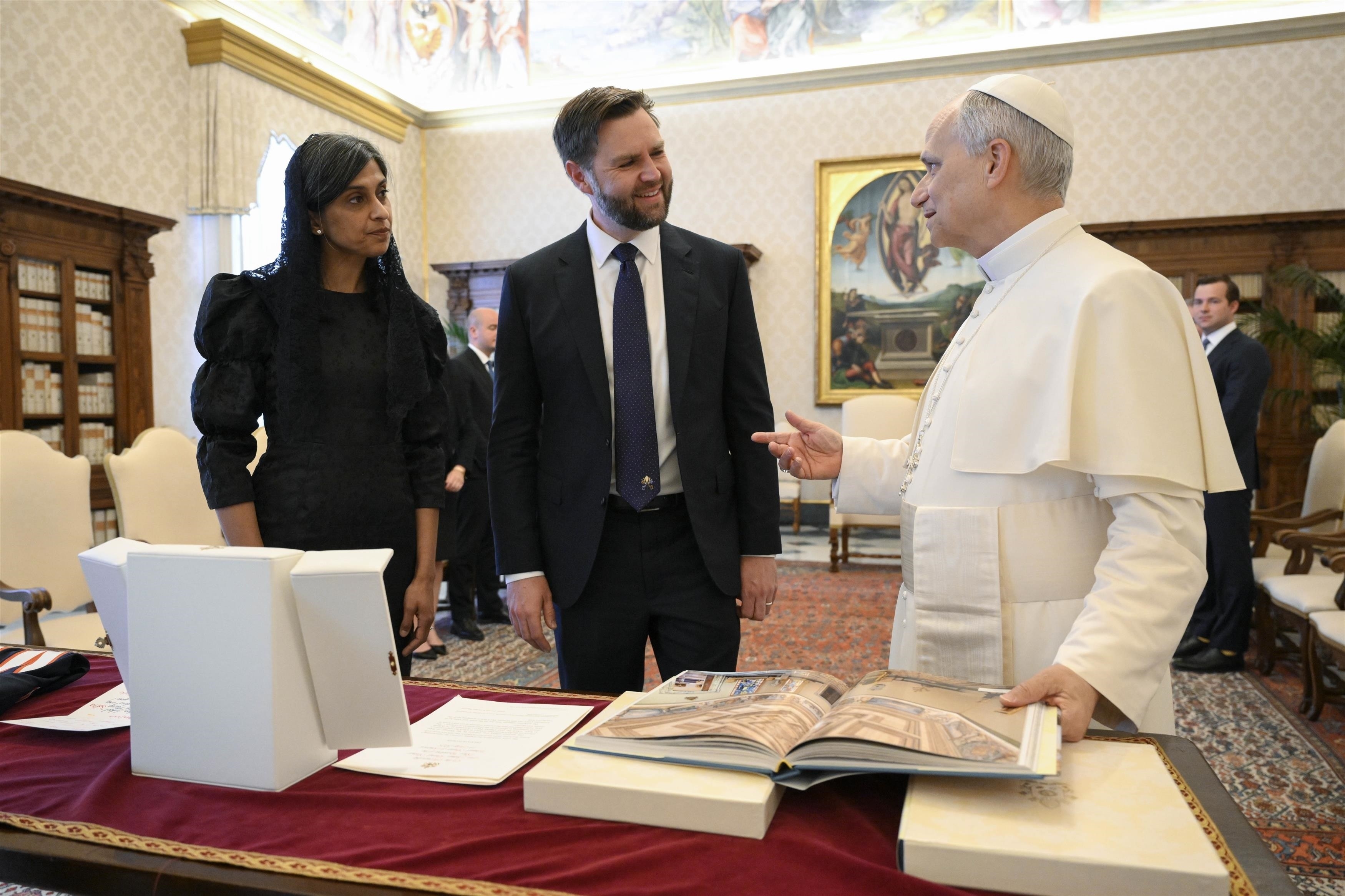 Papa Leon al XIV-lea l-a primit în audienţă pe vicepreşedintele american JD Vance. Despre ce au discutat cei doi