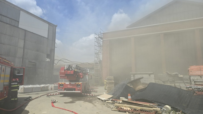 VIDEO  Incendiu la o structură din Sectorul 3 al Capitalei, lipită de Hala Laminor. Mesaj Ro-Alert din cauza degajărilor de fum