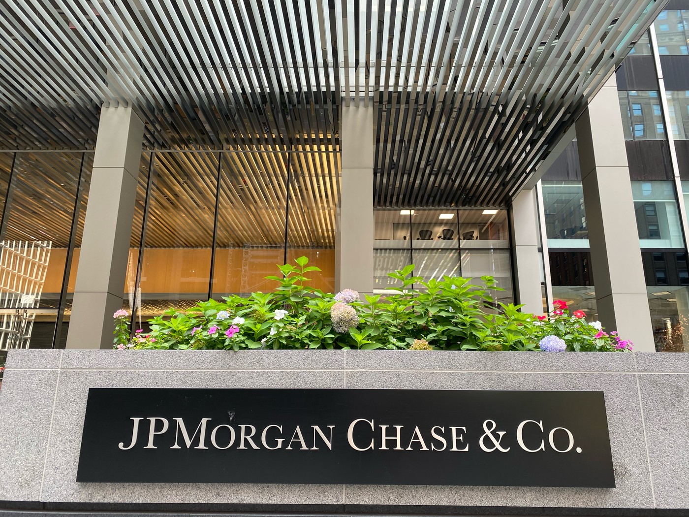 JPMorgan: Victoria lui Nicuşor Dan reduce riscul politic. O scădere a ratingului sub nivelul de investiţii, mai puţin îngrijorătoare