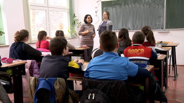 profesoara si elevi in clasa