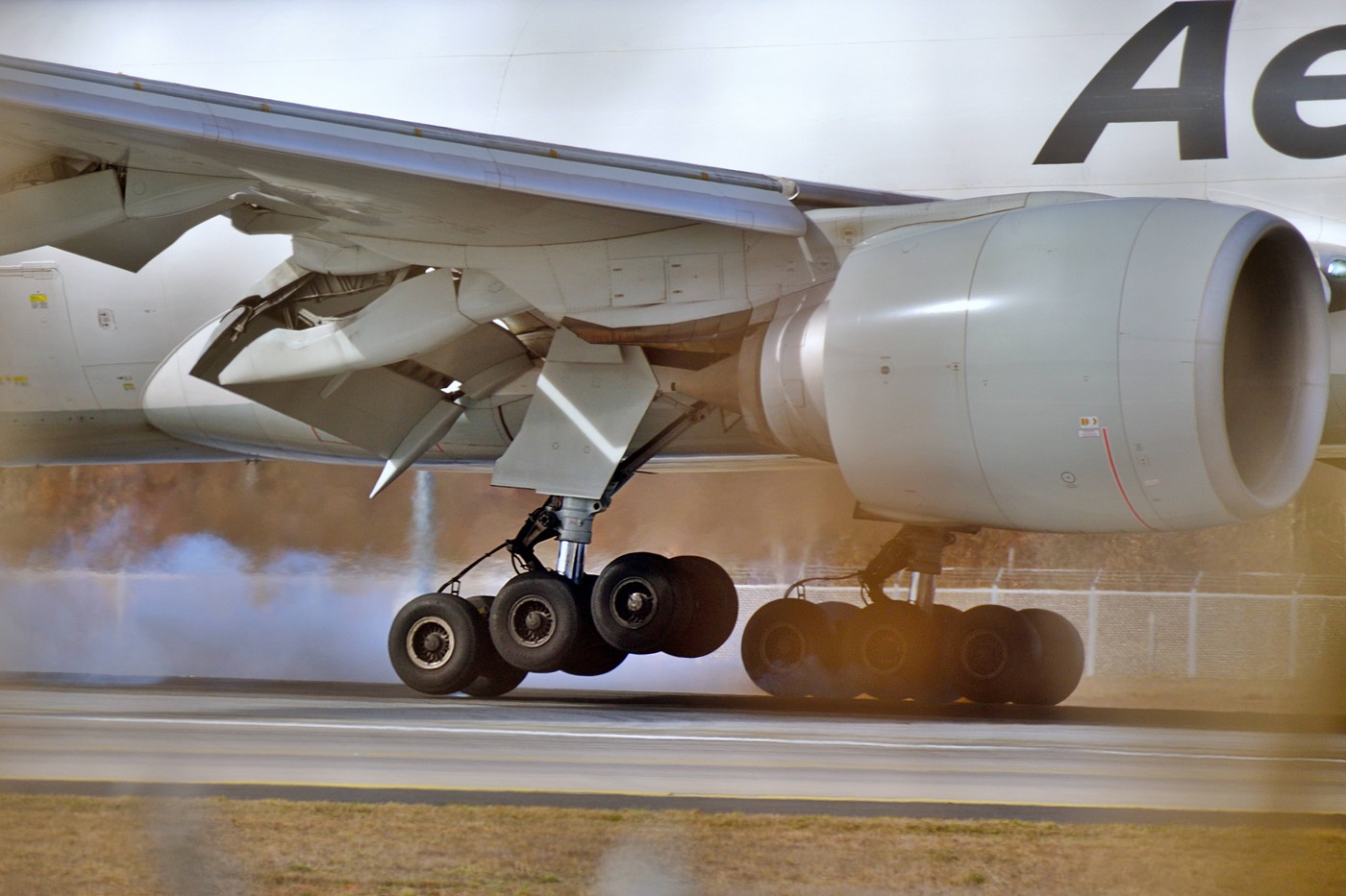 Polonia confiscă 5 tone de anvelope pentru avioane Boeing destinat Rusiei
