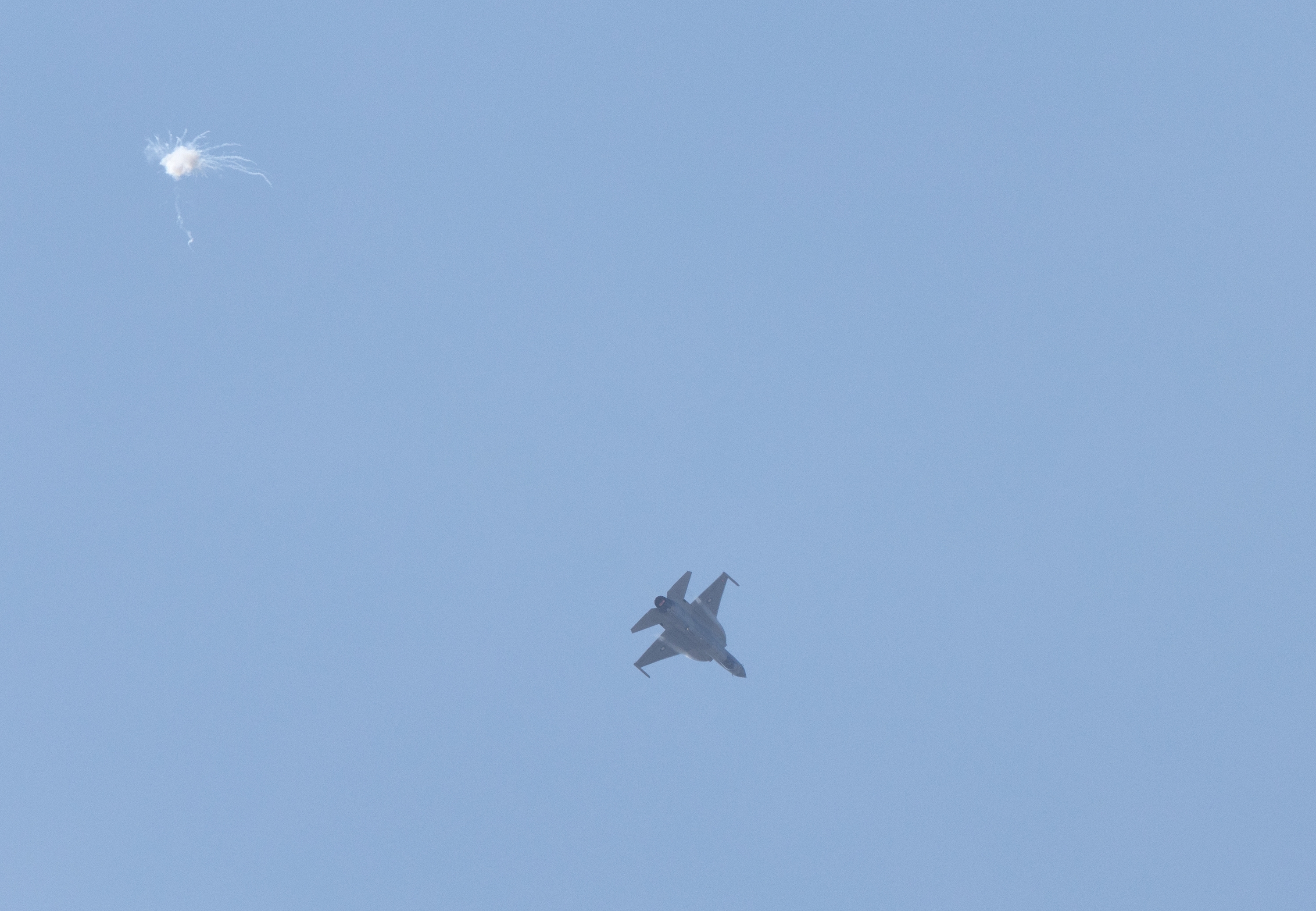 Un avion militar de antrenament s-a prăbuşit în Egipt. Toți membrii echipajului au murit