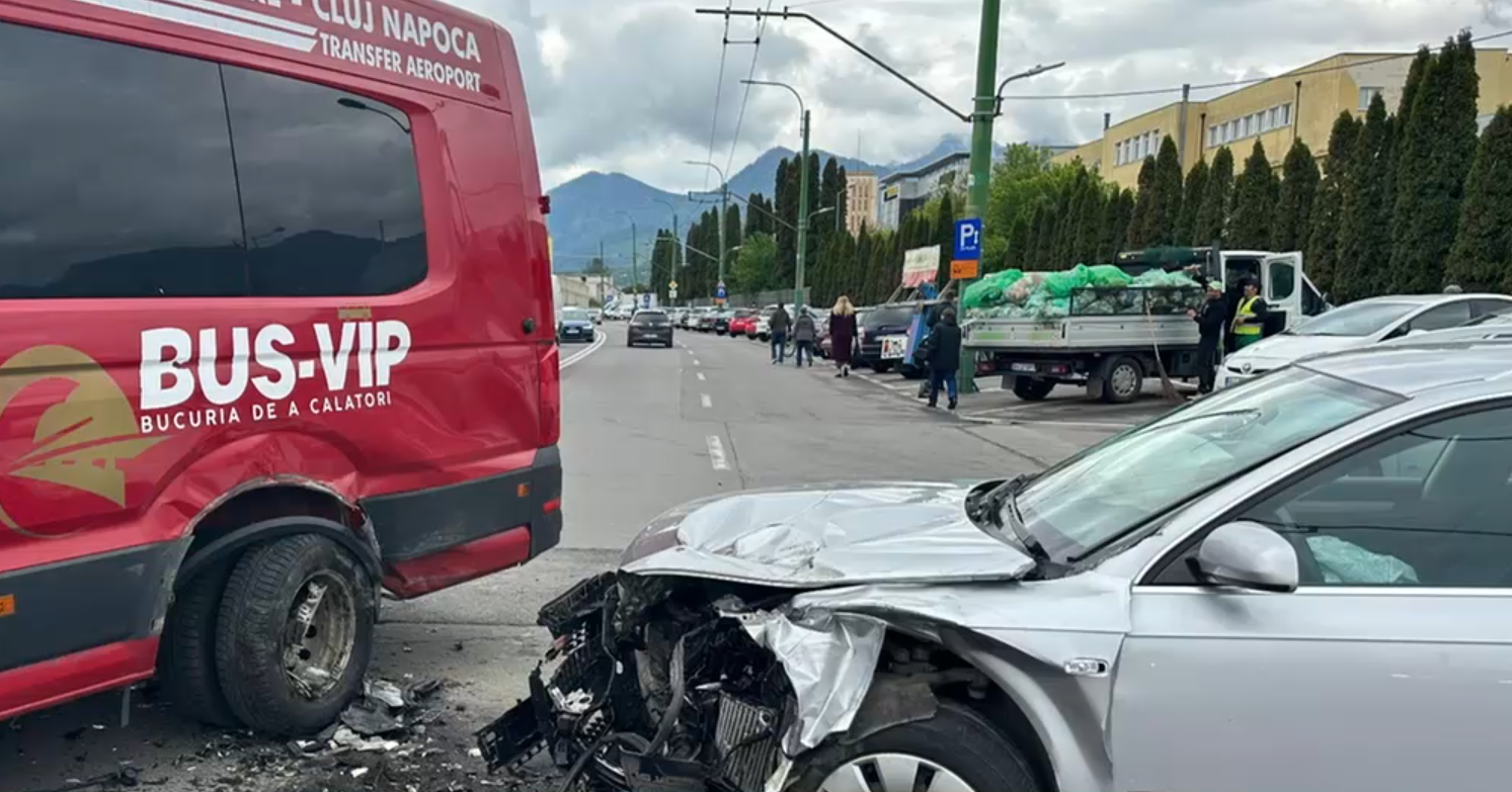 Accident grav la graniţa dintre judeţele Prahova şi Braşov, în care au fost implicate 8 persoane. Trei copii se numără printre răniți