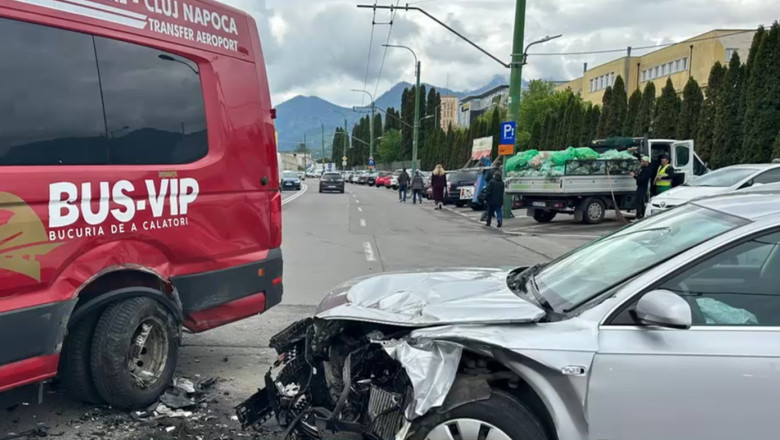 VIDEO  Microbuz cu 15 copii, implicat într-un accident în Brașov. Nouă persoane au fost duse de urgență la spital