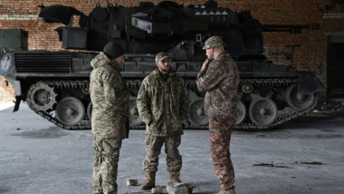 Militari ucraineni stau lângă un sistem antiaerian mobil Gepard, în regiunea Kiev.