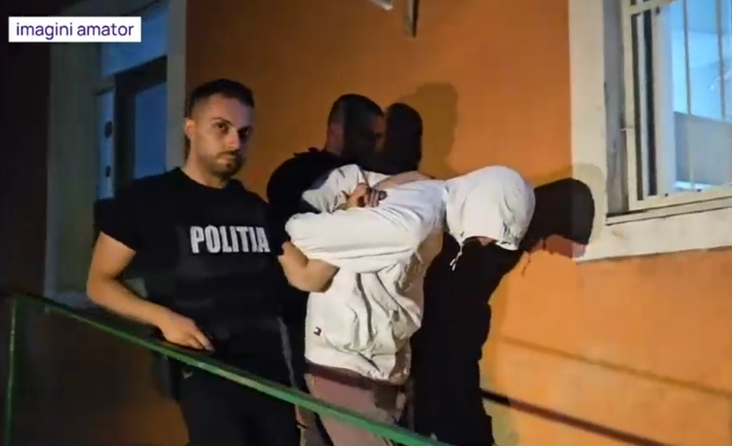 Un bărbat acuzat de furt i-a atacat pe polițiștii care încercau să-l prindă. A mușcat de mână un agent