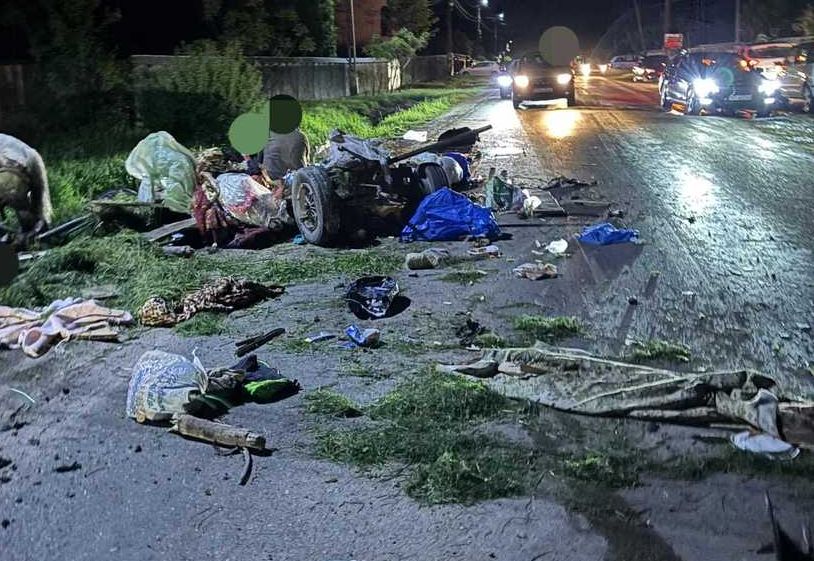 Accident grav în Neamț. O căruță cu 10 persoane a fost spulberată de o mașină condusă de un șofer beat
