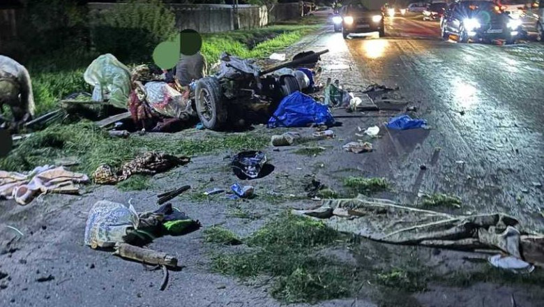 Accident grav în Neamț. O căruță cu 10 persoane a fost spulberată de o mașină condusă de un șofer beat