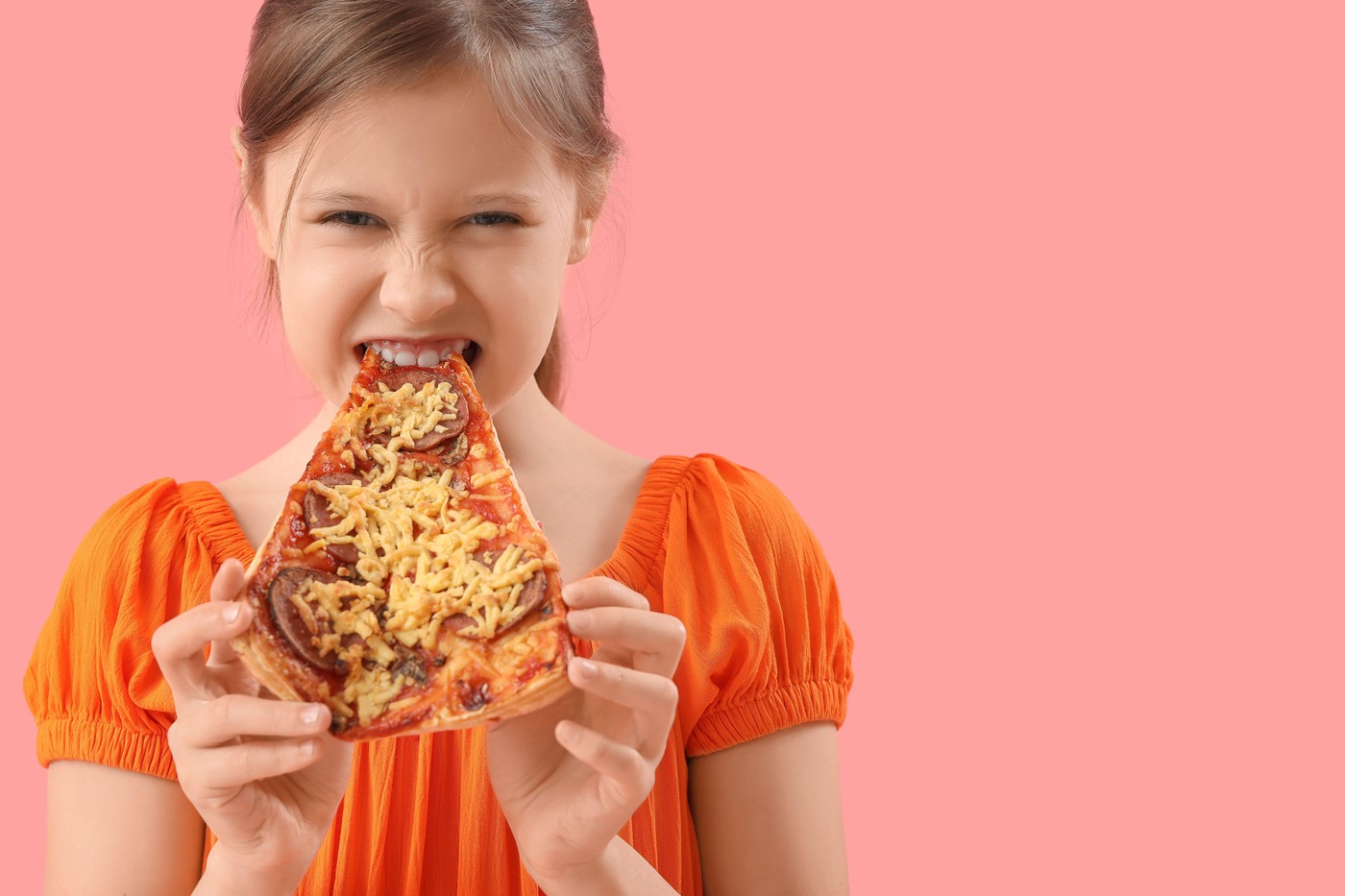 Doar cinci minute de reclamă la junk food determină copiii să mănânce mai mult