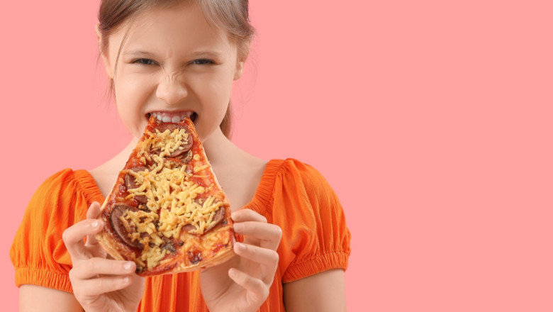 Doar cinci minute de reclamă la junk food determină copiii să mănânce mai mult