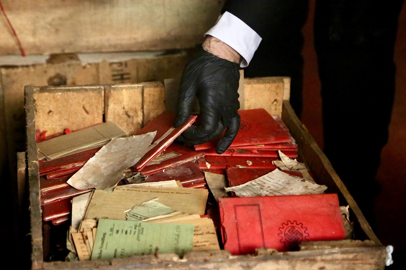 80 de cutii cu materiale naziste descoperite în subsolul Curţii Supreme din Argentina. Cum au ajuns acolo și ce se va întâmpla cu ele