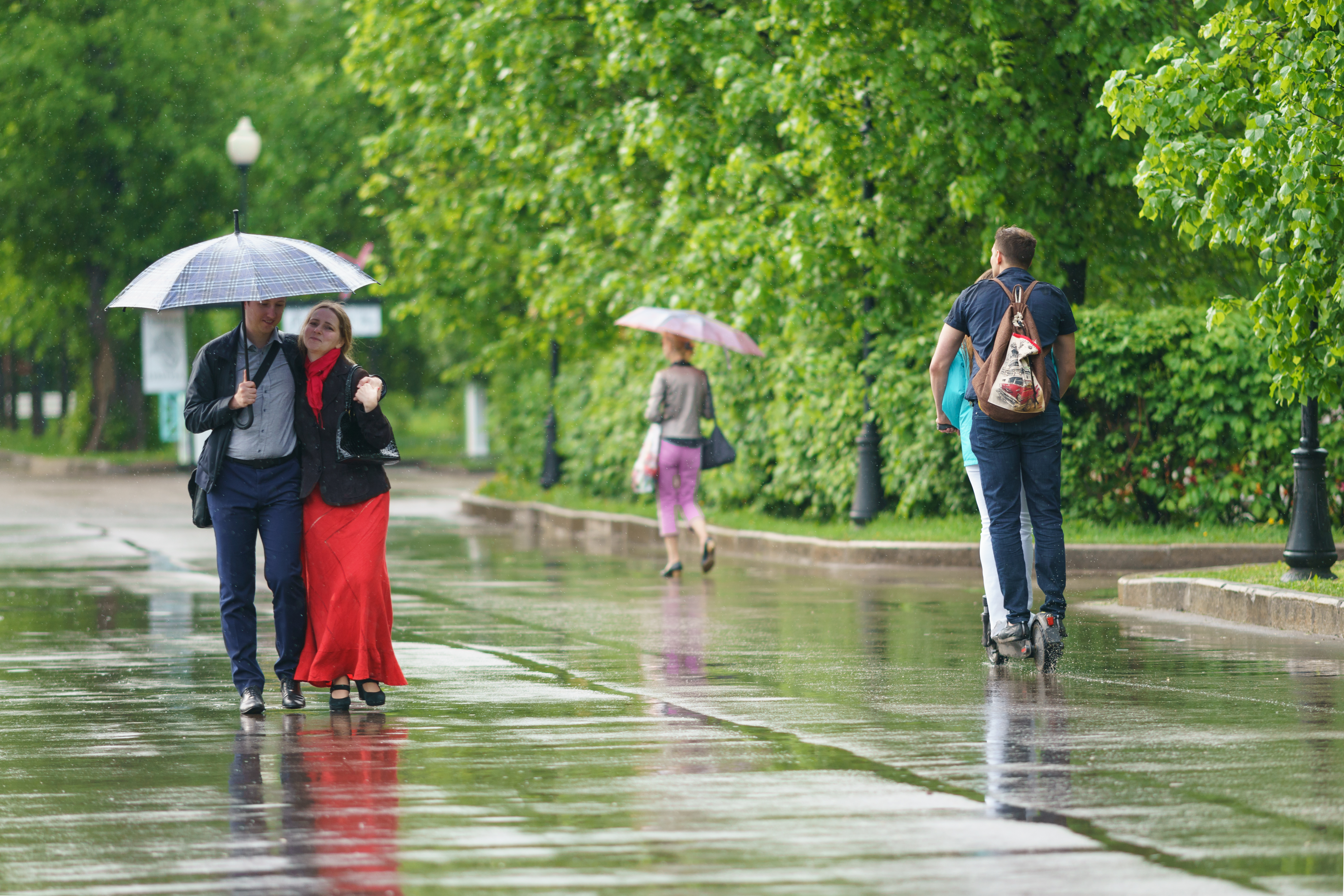 ANM: Urmează zile cu vreme anormal de rece, cu ploi în aproape toată țara și zăpadă la munte. Când se încălzește