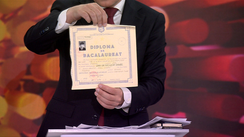 EXCLUSIV  Nicușor Dan și-a prezentat diploma de Bacalaureat după apariția unui fals în spațiul online. „Circulă un fake news grosolan”