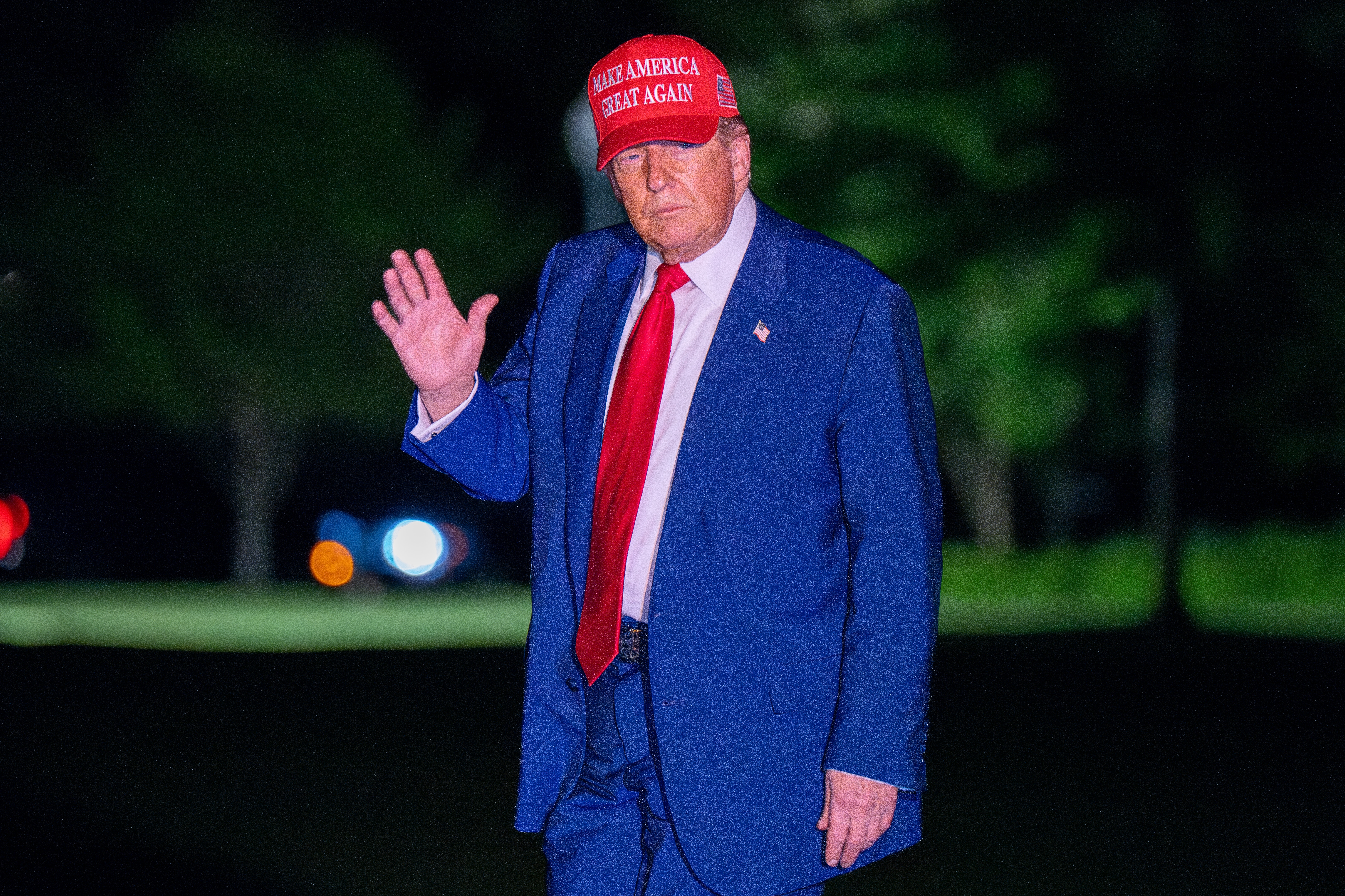 Cumpărătorii criptomonedei $TRUMP plătesc milioane de dolari pentru şansa de a lua cina cu preşedintele Donald Trump