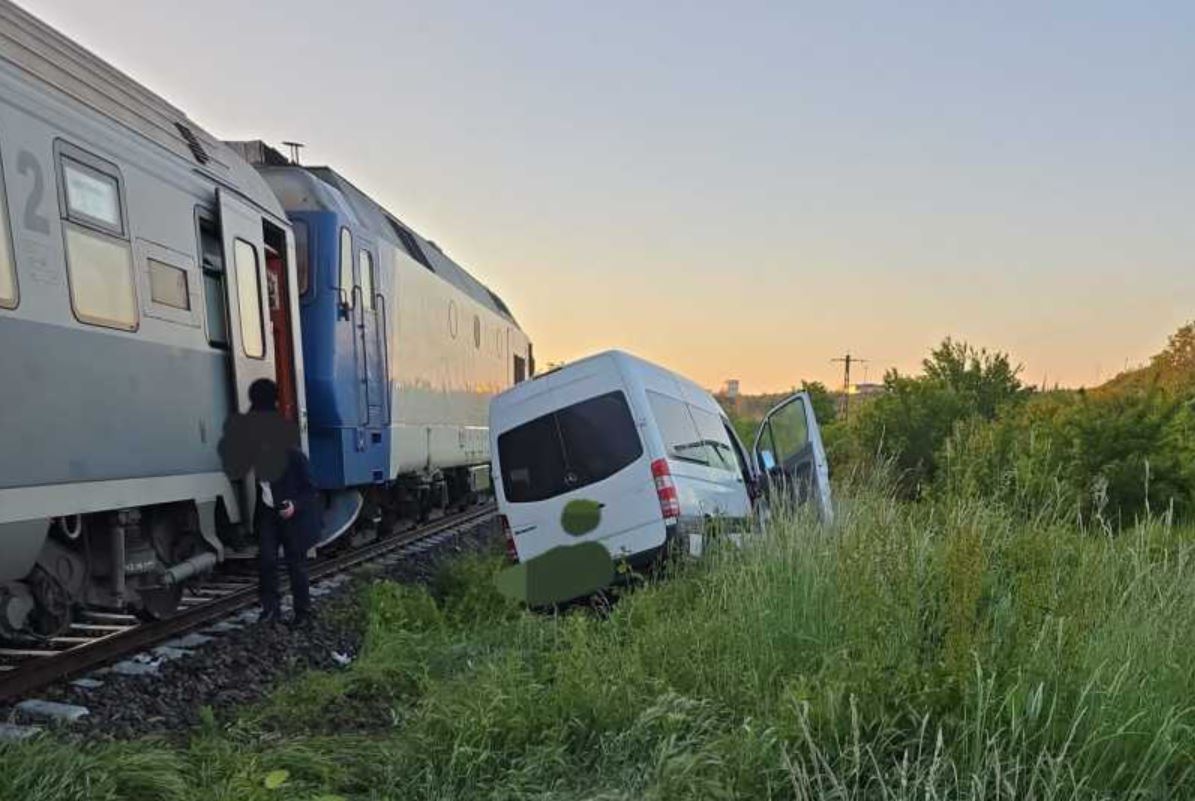 Un microbuz plin cu pasageri a fost lovit de un tren, la Piteşti