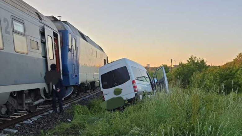 Un microbuz plin cu pasageri a fost lovit de un tren, la Piteşti
