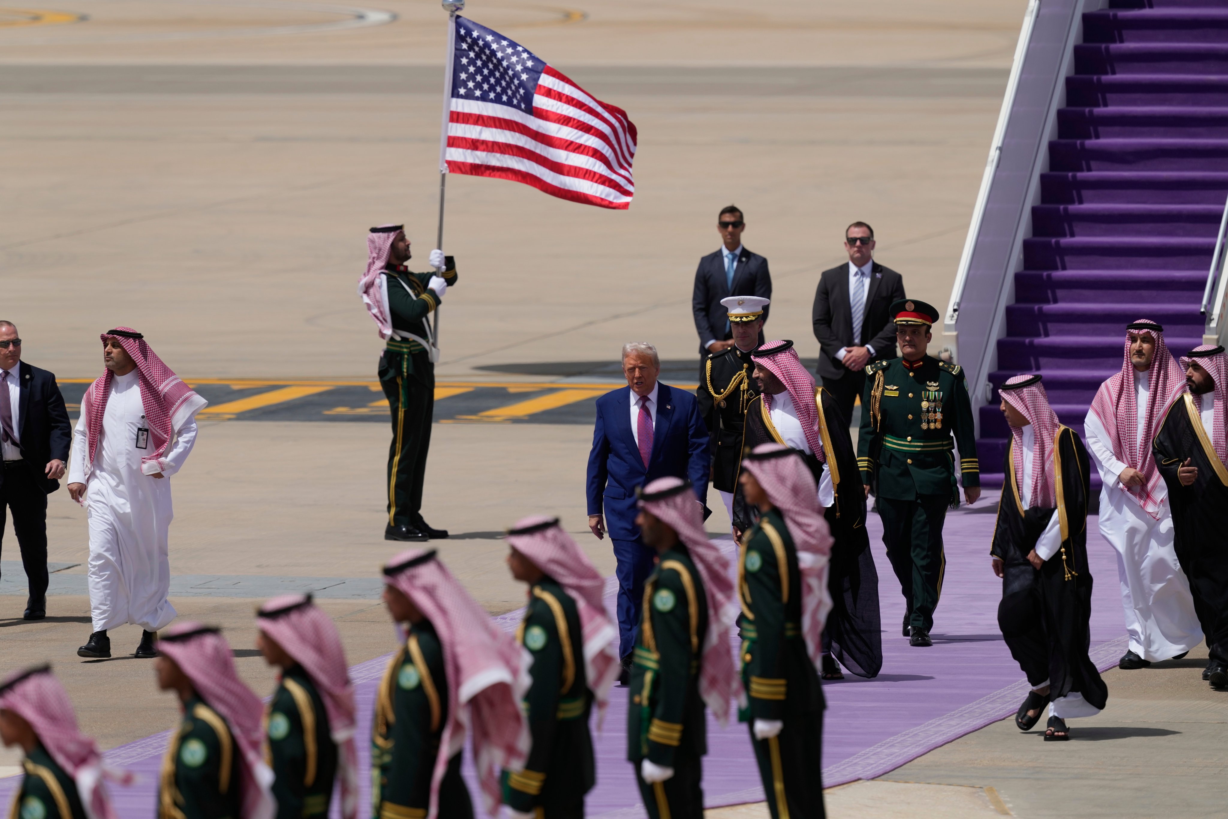 Donald Trump, primit cu onoruri regale în Arabia Saudită. Prima vizită externă majoră din noul mandat