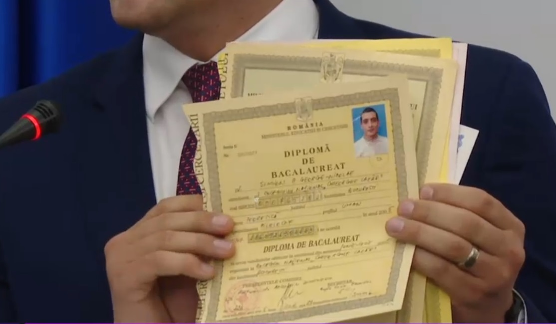 După Nicușor Dan, și George Simion și-a prezentat diploma de bacalaureat. Și-a adus cu el și certificatul de căsătorie