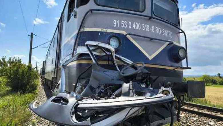 Accident grav în Vrancea: Un șofer a murit după ce duba pe care o conducea a fost izbită de tren și a fost proiectat în afara acesteia