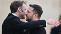 macron se imbratiseaza cu zelenski