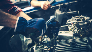 mecanic auto repara masina