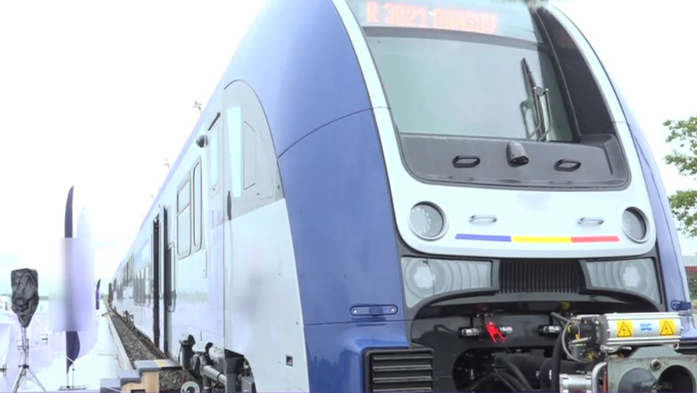 VIDEO Cum arată primul tren electric construit de polonezi pentru România. Face parte dintr-un lot de 62 de trenuri și atinge 160 km/h