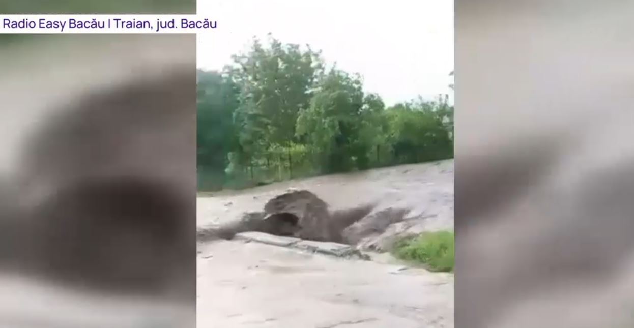 Imaginile dezastrului provocat de ploile torențiale cu grindină: Case, mașini, drumuri și fântâni au fost afectate de apele învolburate