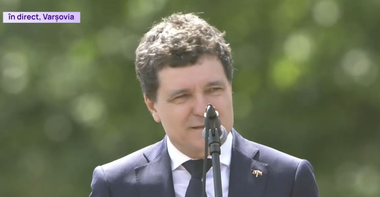Nicușor Dan, aclamat de zeci de mii de oameni la Varșovia. Președintele ales a vorbit în poloneză la mitingul candidatului pro-european