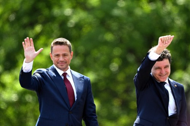 Nicușor Dan a ținut un discurs în Piața Bankowi, în fața a zeci de mii de susținători ai primarului Varșoviei, Rafał Trzaskowski. Foto: Profimedia