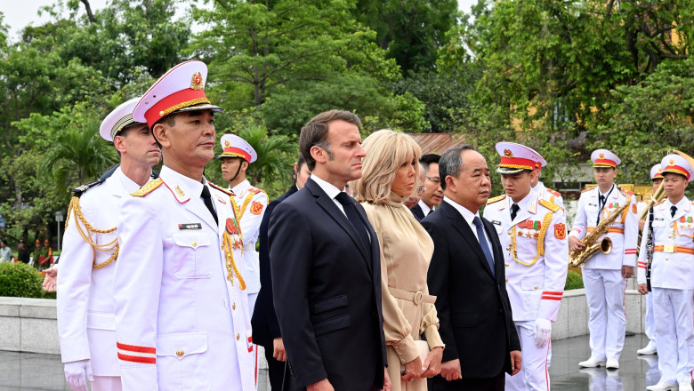 VIETNAM , Hanoi : French president visit - monument of national heroes and martyrs