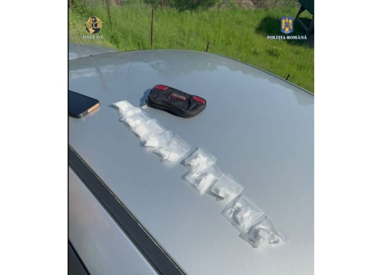 O femeie de 82 de ani din Harghita este cercetată pentru trafic de cocaină