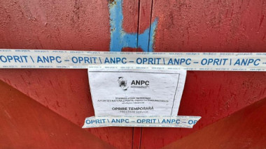 banda anpc cu activitate oprita pe usa unei frabrici de conserve