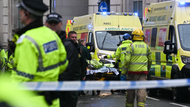echipe de interventie la locul unde o masina a intrat in fanii liverpool