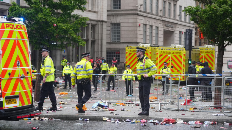 echipe de interventie la locul unde o masina a intrat in fanii liverpool