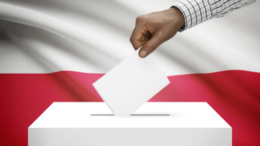 steagul poloniei si un om care voteaza