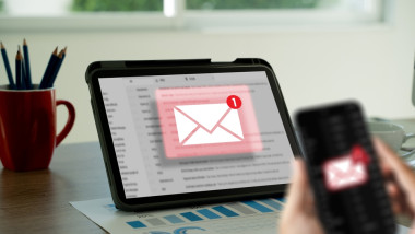 Men,Using,Smartphones,Warning,Alert,,Email,Hack,Sms,Spam,,Fake