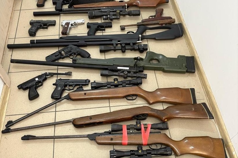 Arsenalul descoperit de polițiști în urma a 37 de percheziții în județul Brașov: zeci de arme, muniție și articole pirotehnice