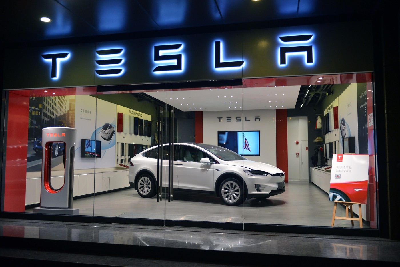 Tesla pierde teren în Europa în fața mașinilor chinezești. Vânzările companiei americane au scăzut pentru a cincea lună consecutiv