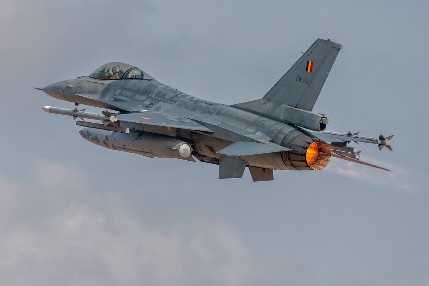 Forţele Aeriene Române anunță zboruri de antrenament la înălţimi mici, pe întreg teritoriul ţării. Se folosesc inclusiv avioane F-16