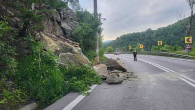pietre cazute pe carosabil pe valea oltului