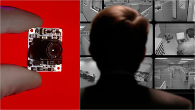 cameră de spionaj în miniatură / persoană care privește mai multe ecrane conectate la camere de supraveghere