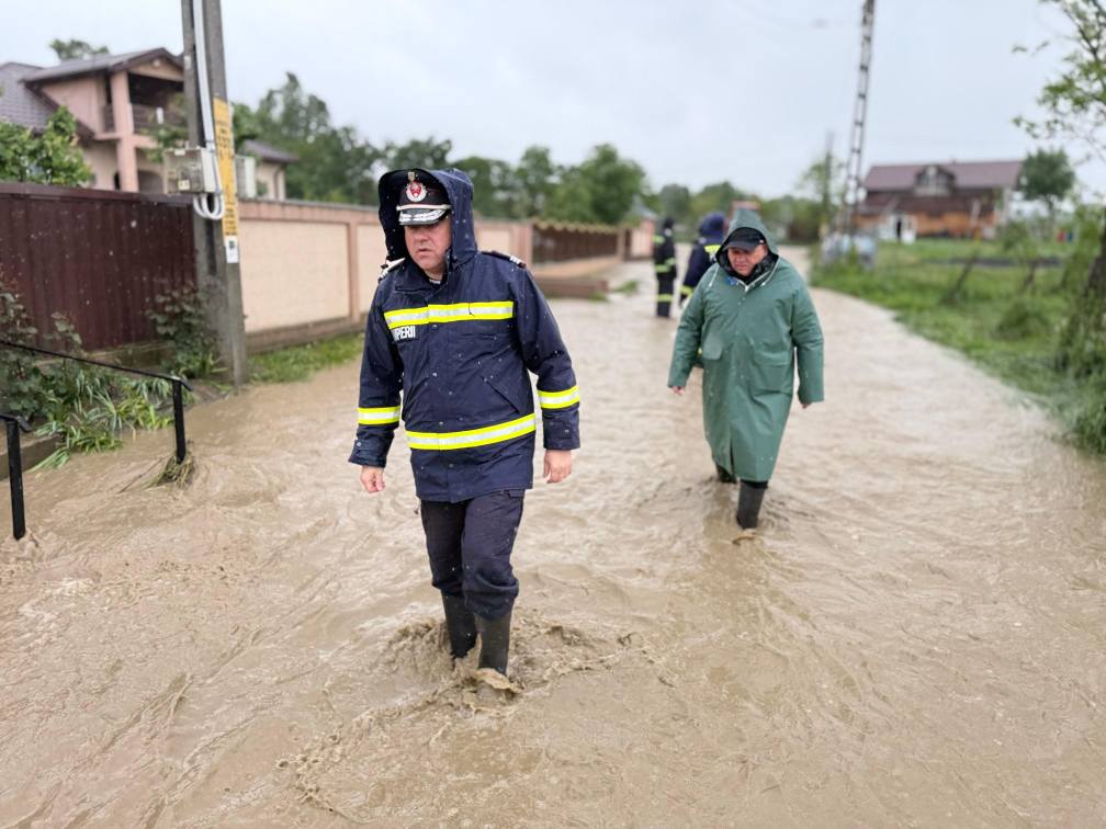 Cod roșu de inundații în 12 județe ale țării. A fost emis mesaj RO-ALERT. Recomandări pentru populația din zonele afectate
