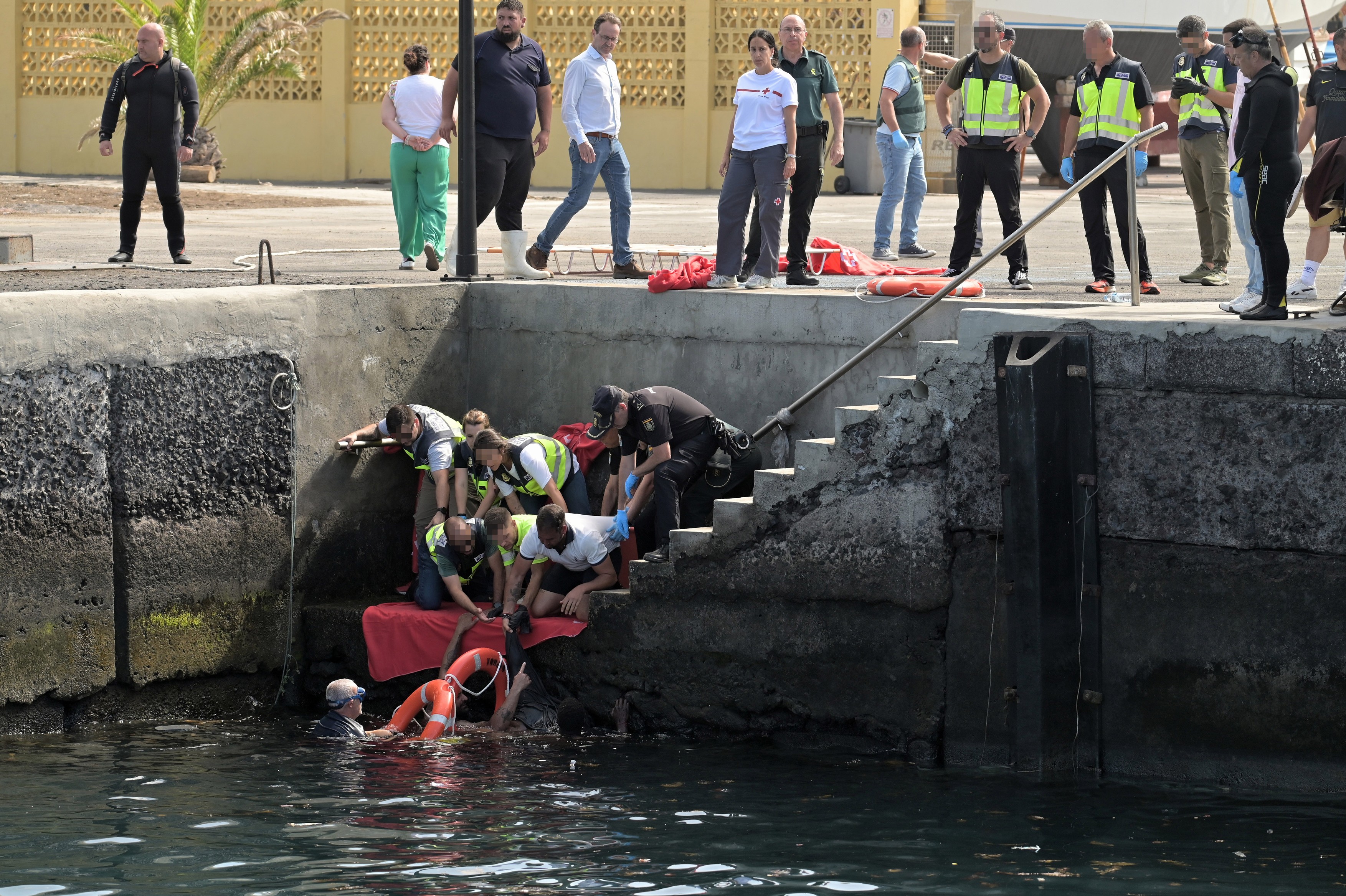 Șapte fete și femei, pasagere pe o barcă cu migranți, au murit înecate într-un port din Insulele Canare. Momentul scufundării vasului