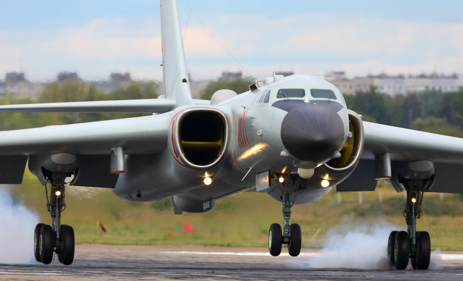 Cele mai avansate bombardiere chineze, văzute pe o insulă disputată din Marea Chinei de Sud