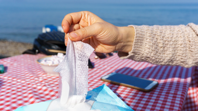 Cum vrea Spania să reducă poluarea cu plastic: producătorii de șervețele umede vor plăti pentru curățarea canalizării
